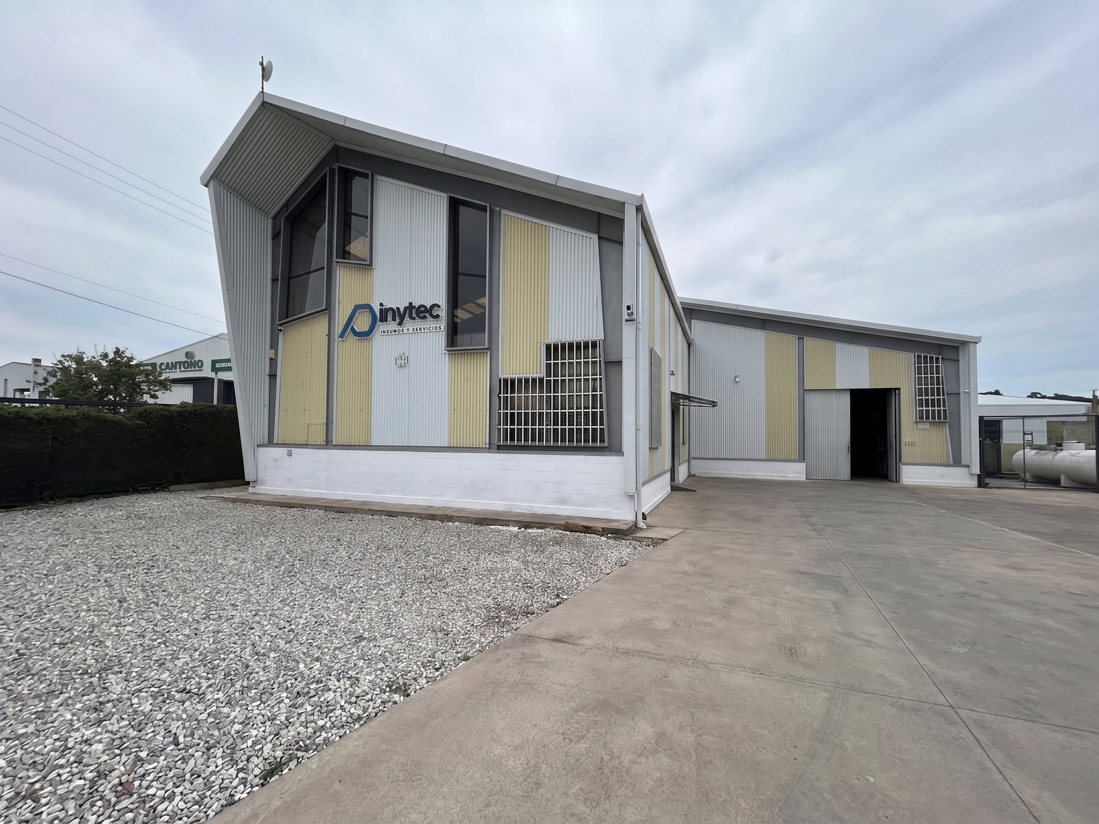 Depósito de INYTEC en Villa María con estanterías de gran porte y stock de insumos industriales