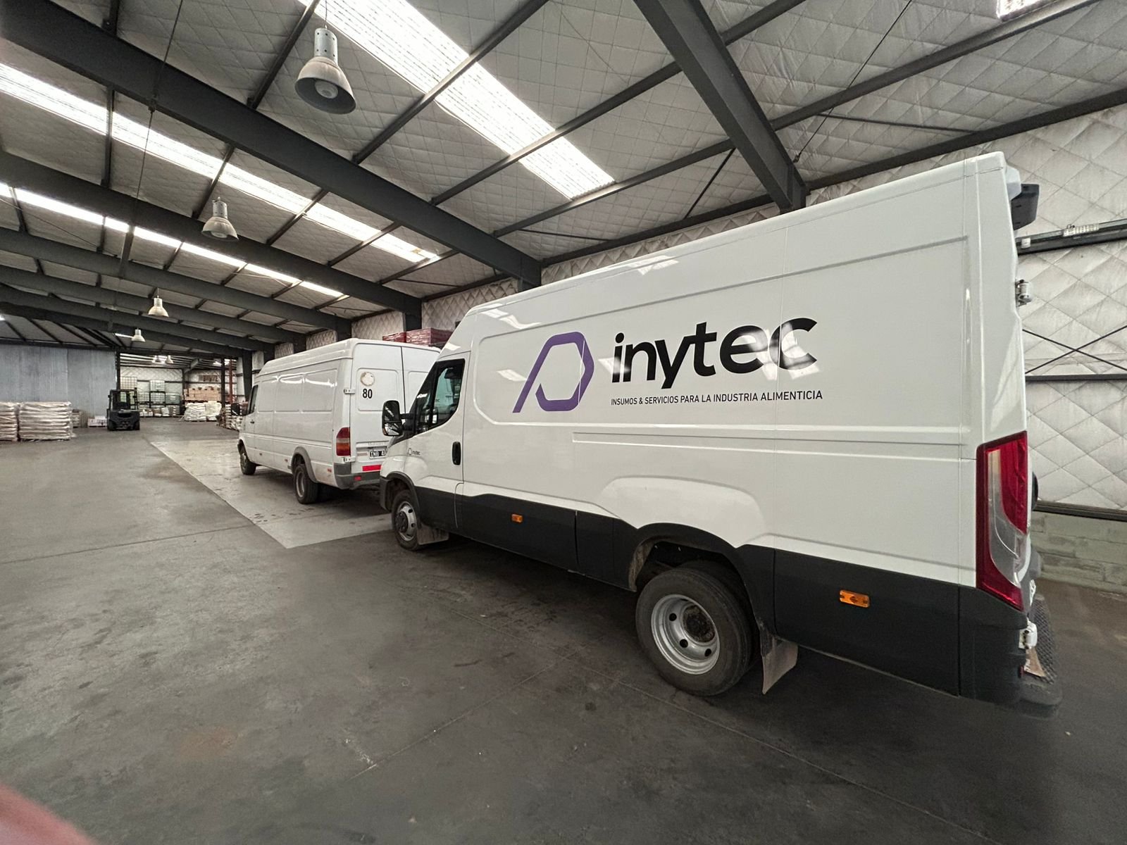 Camión de distribución de Insumos y Servicios SRL - INYTEC